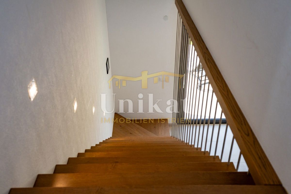 Luksuzna hiša z garažo v kleti - 3 km do morja